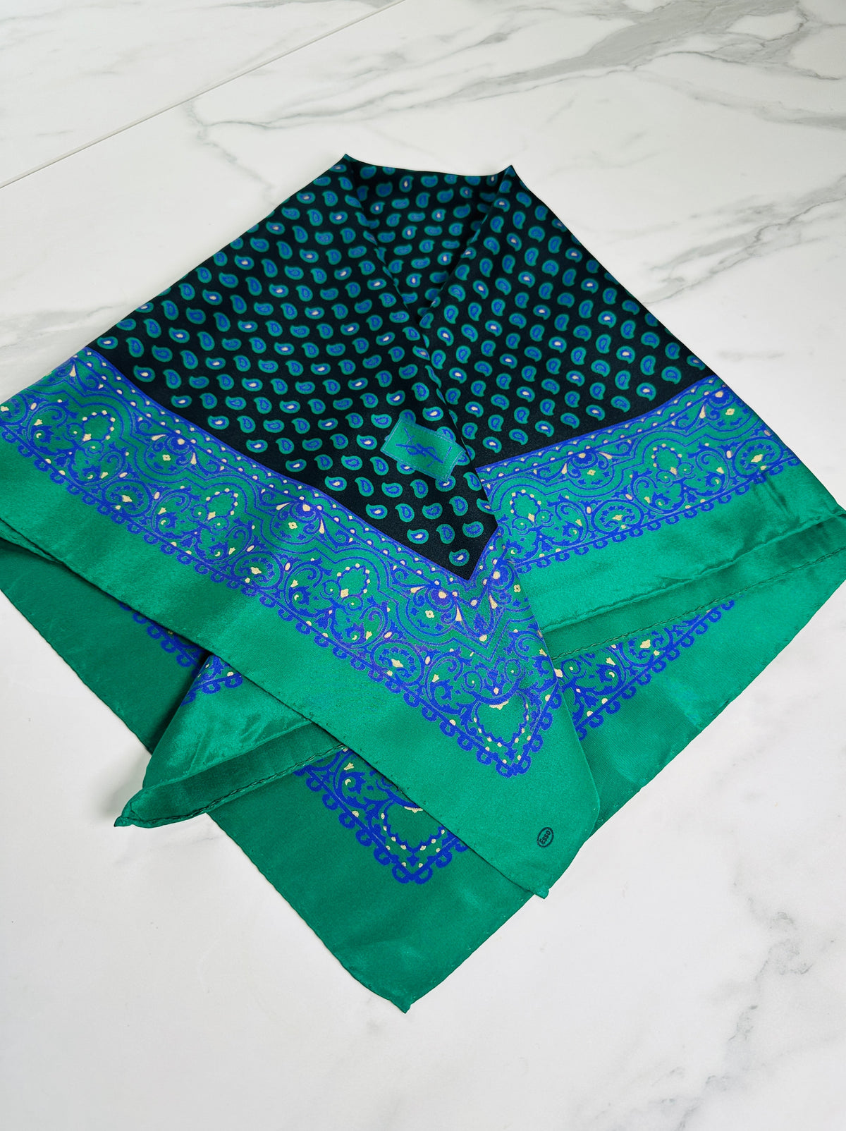 Foulard en soie vintage authentique Yves Saint Laurent vert et bleu à motif cachemire