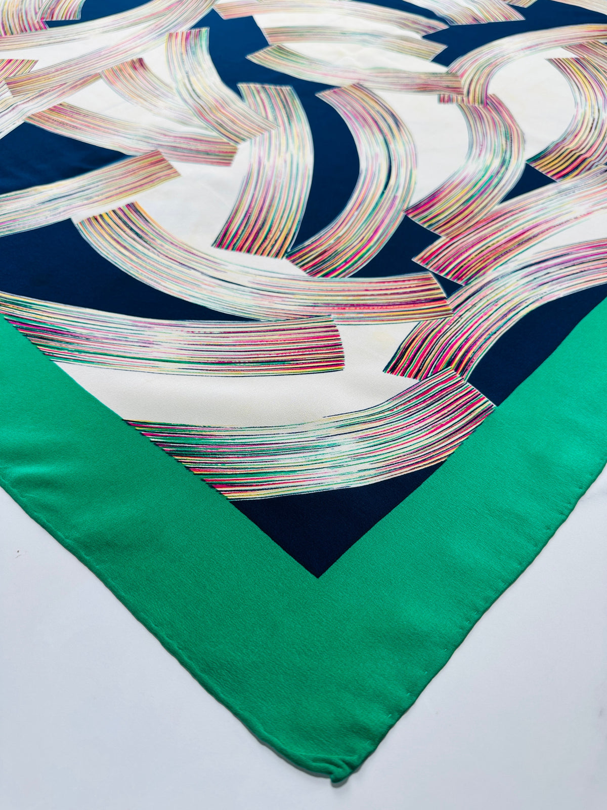 Grand foulard Yves Saint Laurent en soie verte et bleu marine avec motif abstrait vintage authentique