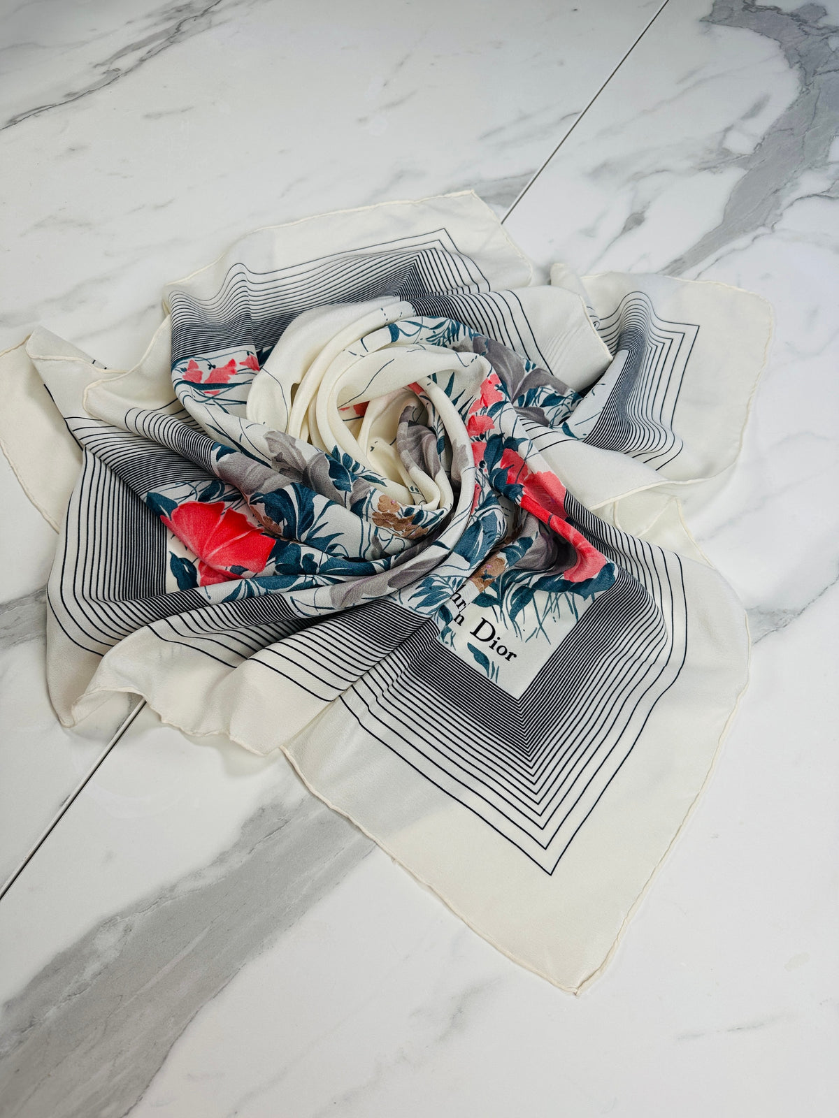 Carré Christian Dior en soie de crêpe ivoire, bleu et rouge motif floral vintage authentique