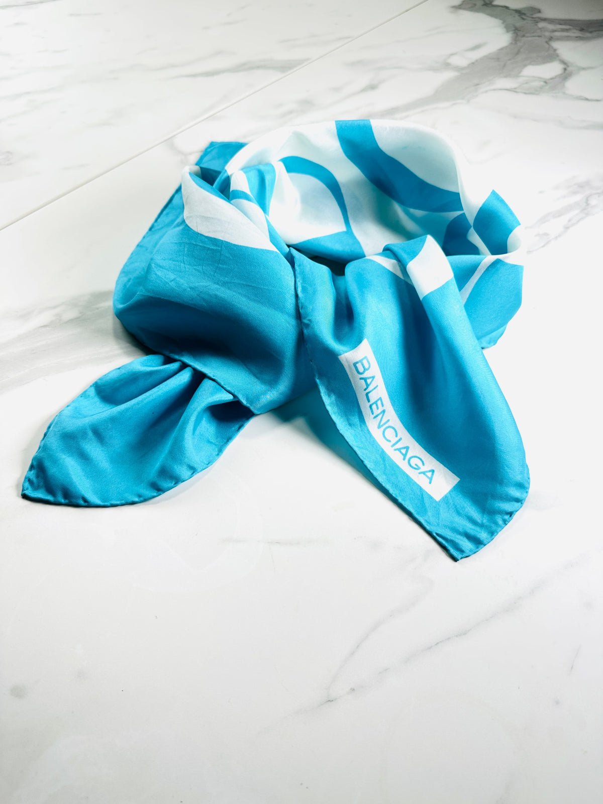 Foulard en soie Balenciaga vintage authentique à motif logo bleu et blanc