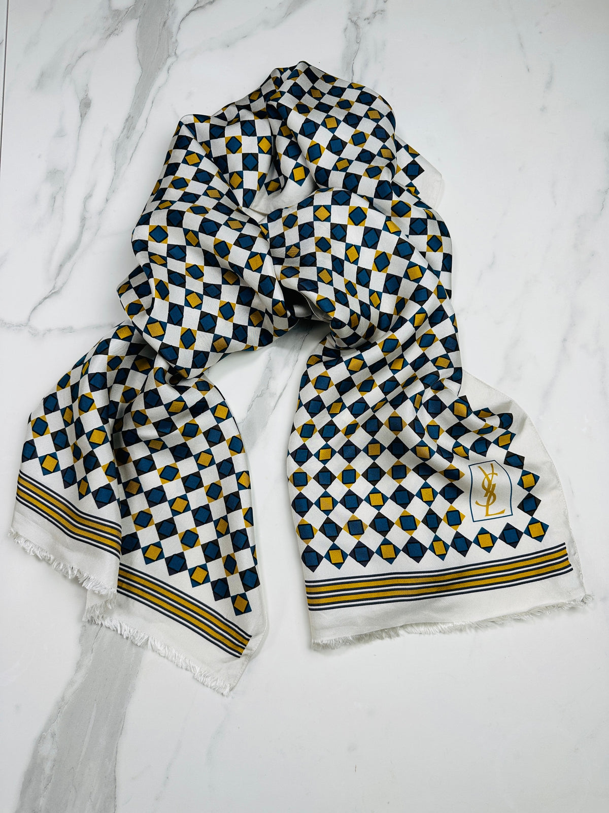 Foulard Yves Saint Laurent en soie ivoire et bleu motif géométrique vintage authentique