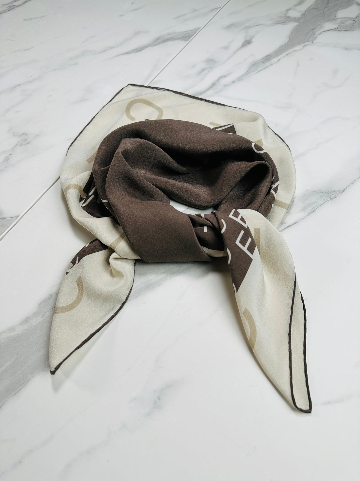 Foulard en soie Céline vintage authentique en marron et crème avec motif typographique