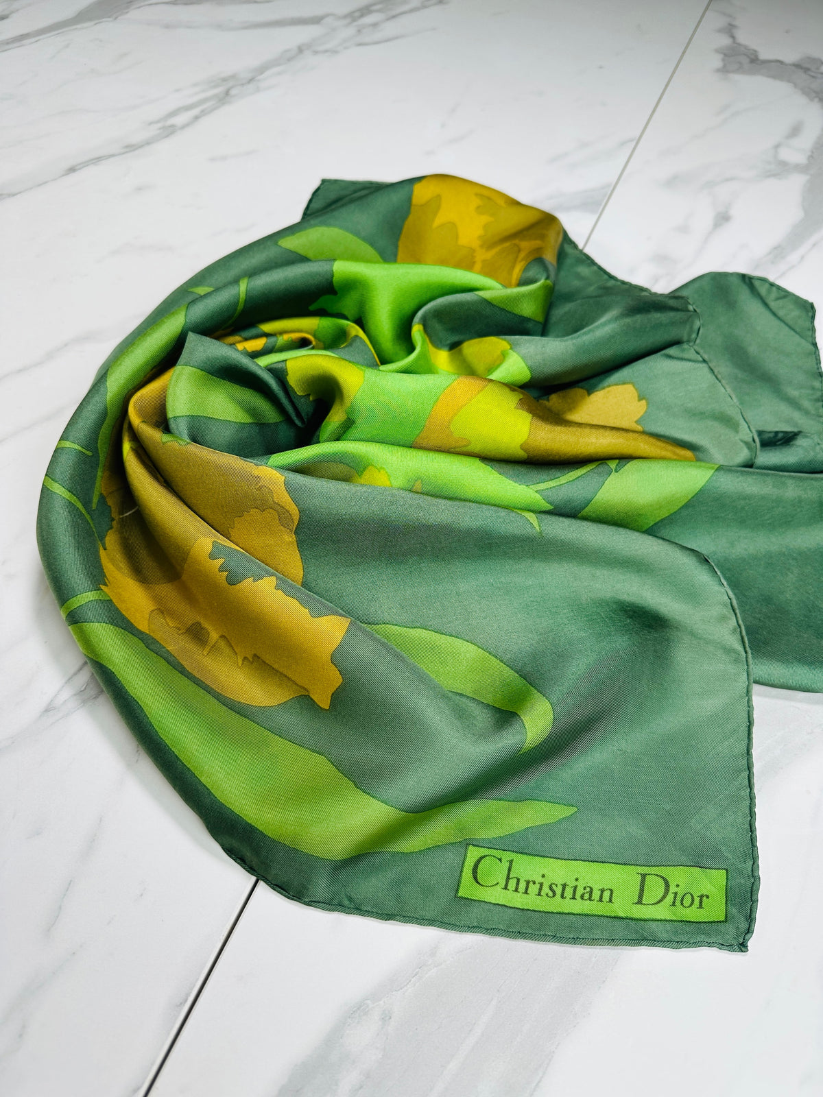 Carré Christian Dior en soie satinée vert et jaune motif floral vintage authentique