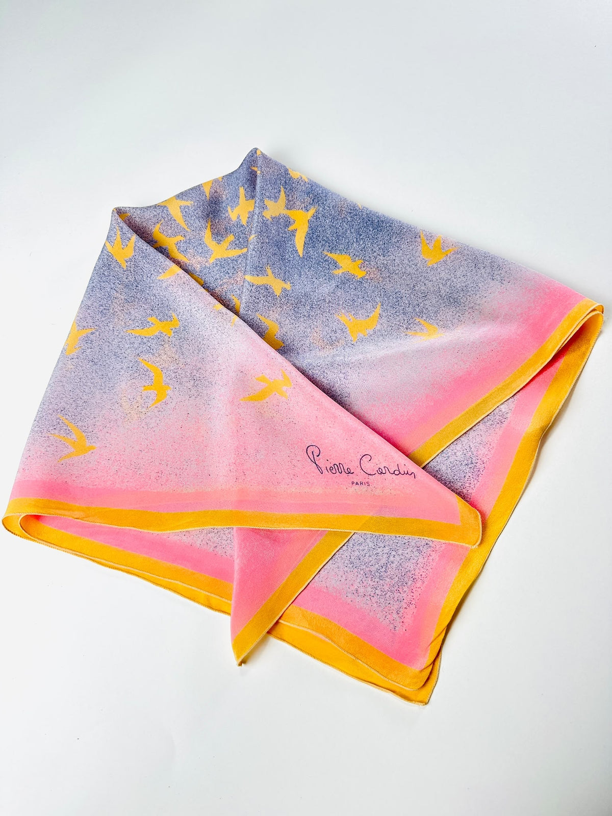 Carré Pierre Cardin en soie rose et jaune motif oiseaux vintage authentique