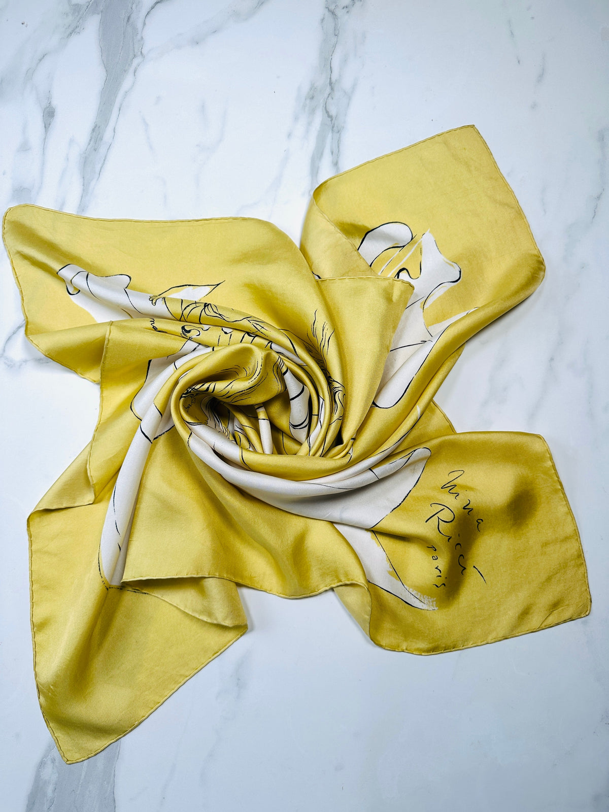 Foulard en soie Nina Ricci à motif artistique doré et ivoire vintage authentique