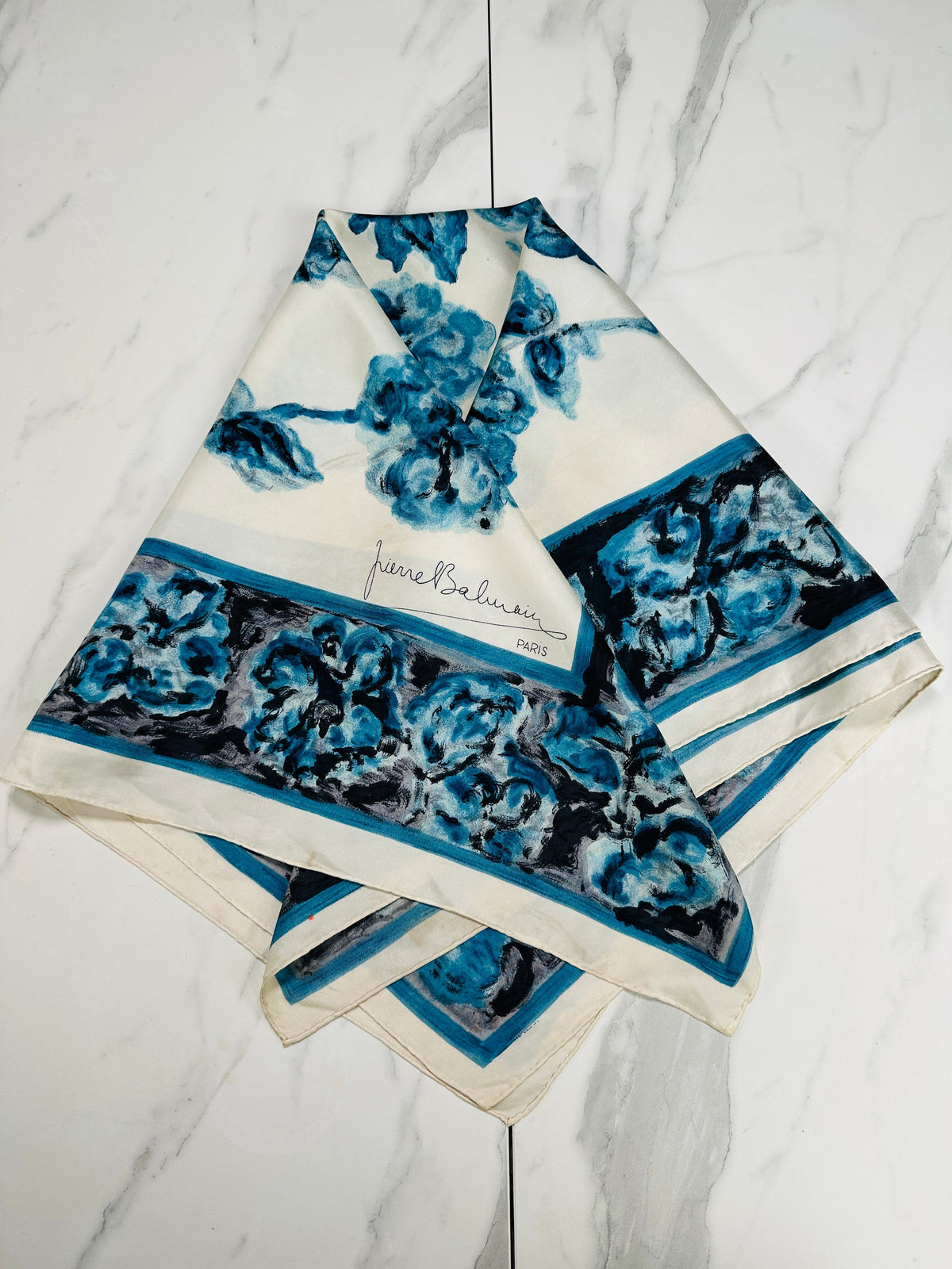 Carré Pierre Balmain en soie ivoire et bleu motif floral vintage authentique