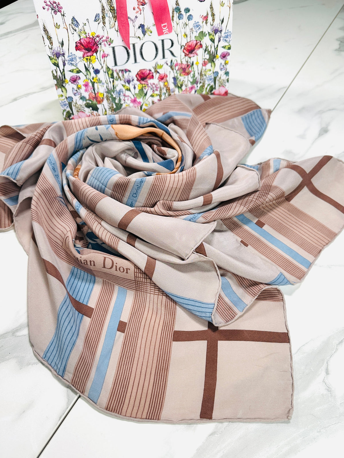 Carré Christian Dior en soie beige motif floral vintage authentique