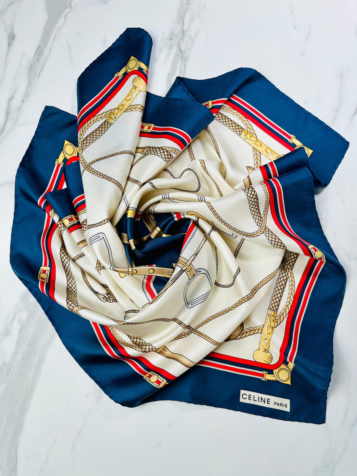 Foulard Céline Vintage Authentique en Soie Marine et Crème à Motif Équestre