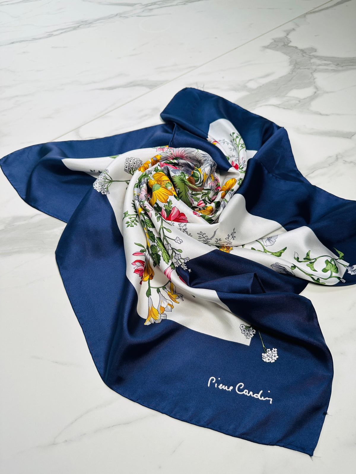 Grand foulard en soie Pierre Cardin bleu marine et blanc avec motif floral vintage authentique