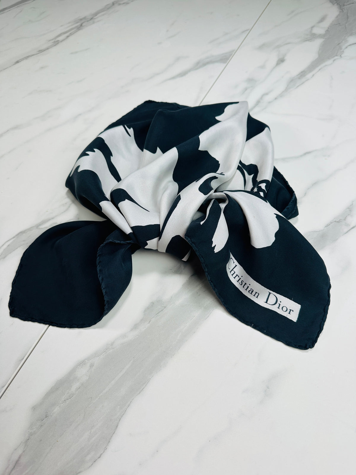 Foulard en soie satinée à motif floral noir et blanc Christian Dior vintage authentique