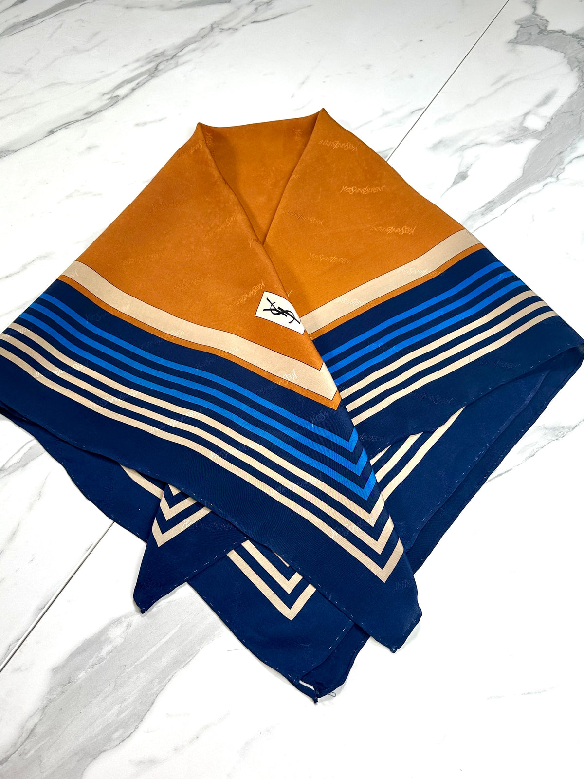 Carré Yves Saint Laurent en soie bleu marine et camel motif géométrique vintage authentique