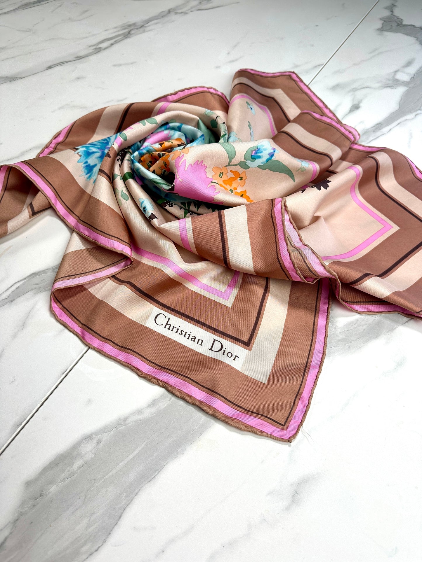 Carré Christian Dior en soie satinée beige et bronze motif floral vintage authentique