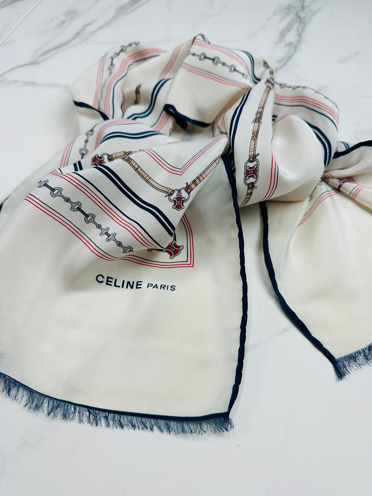 Foulard Céline Vintage Authentique en Crêpe de Soie Ivoire et Marine avec Motif Chaîne