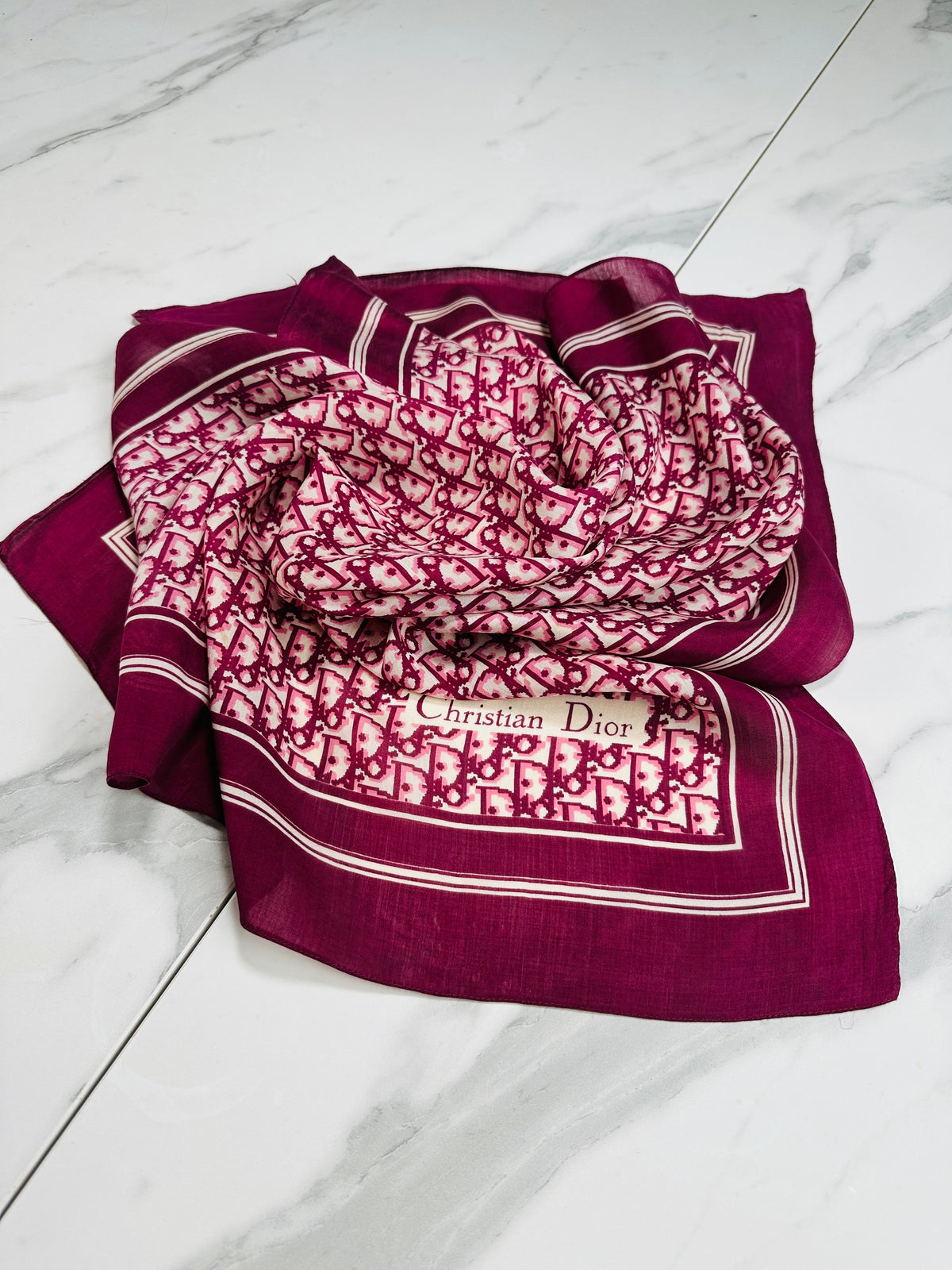 Foulard en soie vintage authentique Christian Dior à motif monogramme bordeaux et ivoire