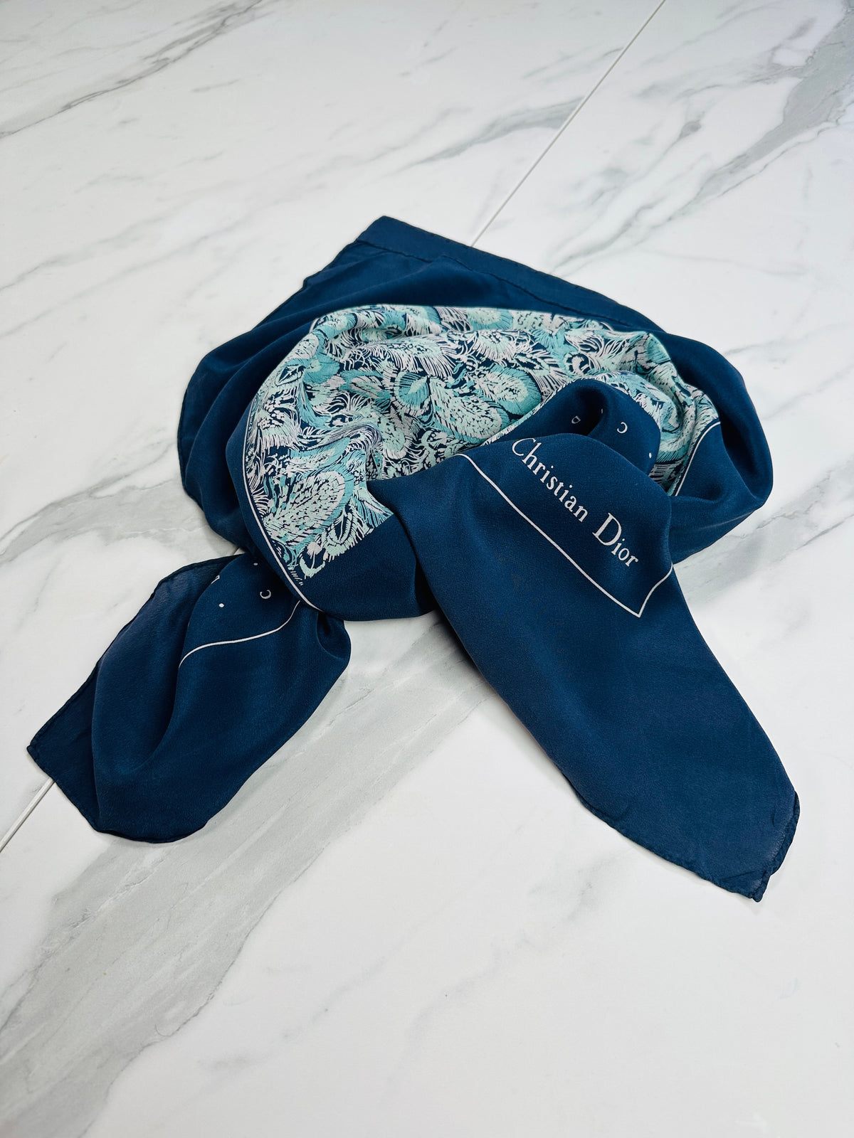 Foulard en soie vintage authentique Christian Dior à motif floral bleu marine et turquoise