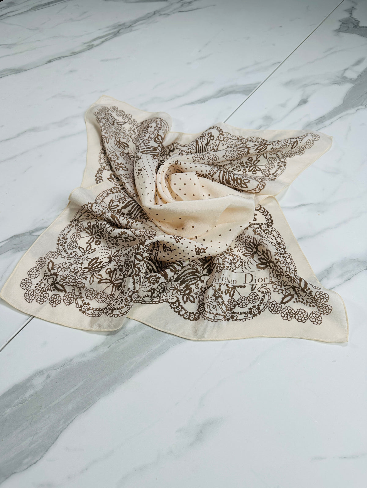 Carré Christian Dior en crêpe de soie ivoire et marron motif floral vintage authentique