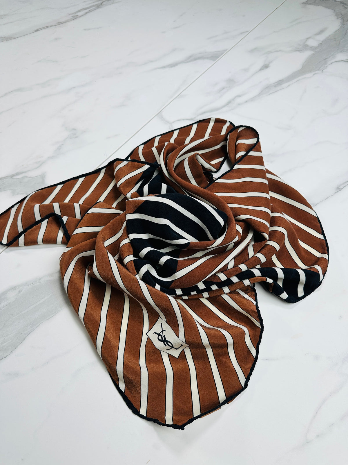 Foulard en soie vintage authentique Yves Saint Laurent marron et crème à motif rayé