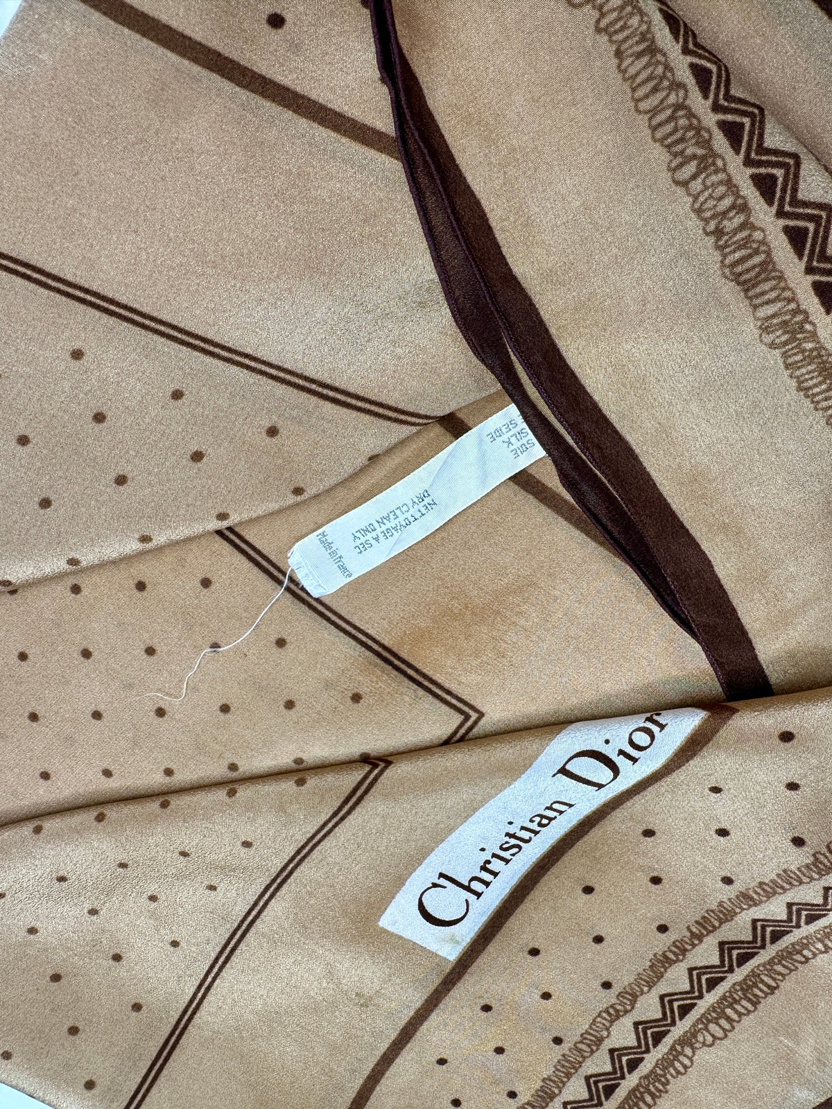 Foulard Vintage Authentique Christian Dior en Crêpe de Soie à Motif Géométrique Beige et Marron