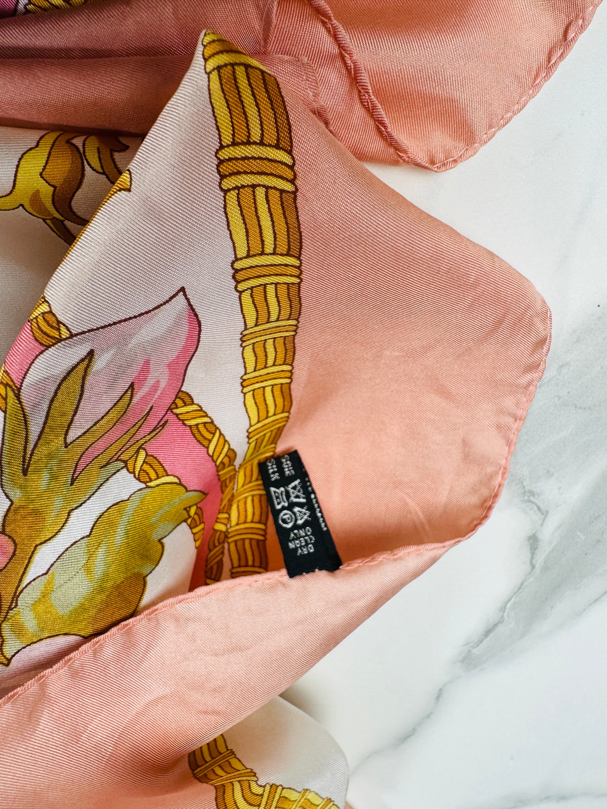 Grand foulard en soie Pierre Cardin rose et crème avec motif floral vintage authentique