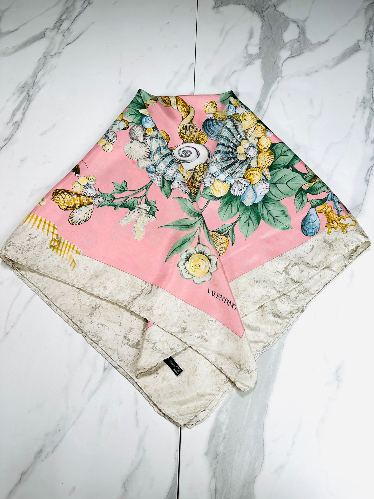 Grand carré Valentino en soie satinée rose et ivoire motif floral vintage authentique