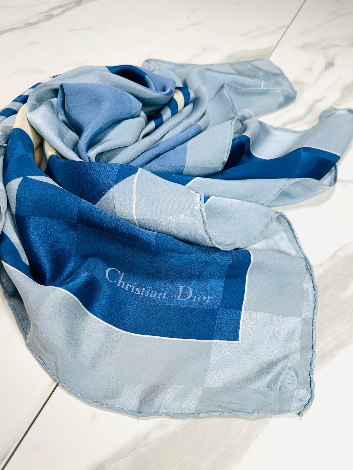 Carré Christian Dior en soie bleu et crème motif géométrique vintage authentique