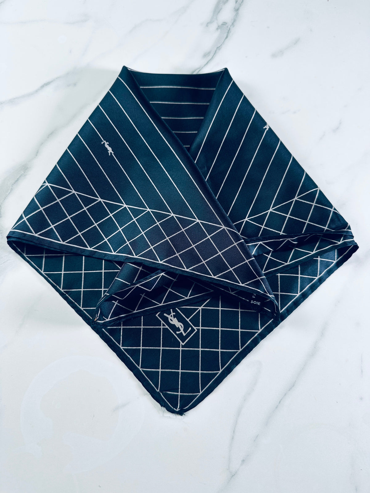 Petit carré Yves Saint Laurent en soie noir et blanc motif géométrique vintage authentique