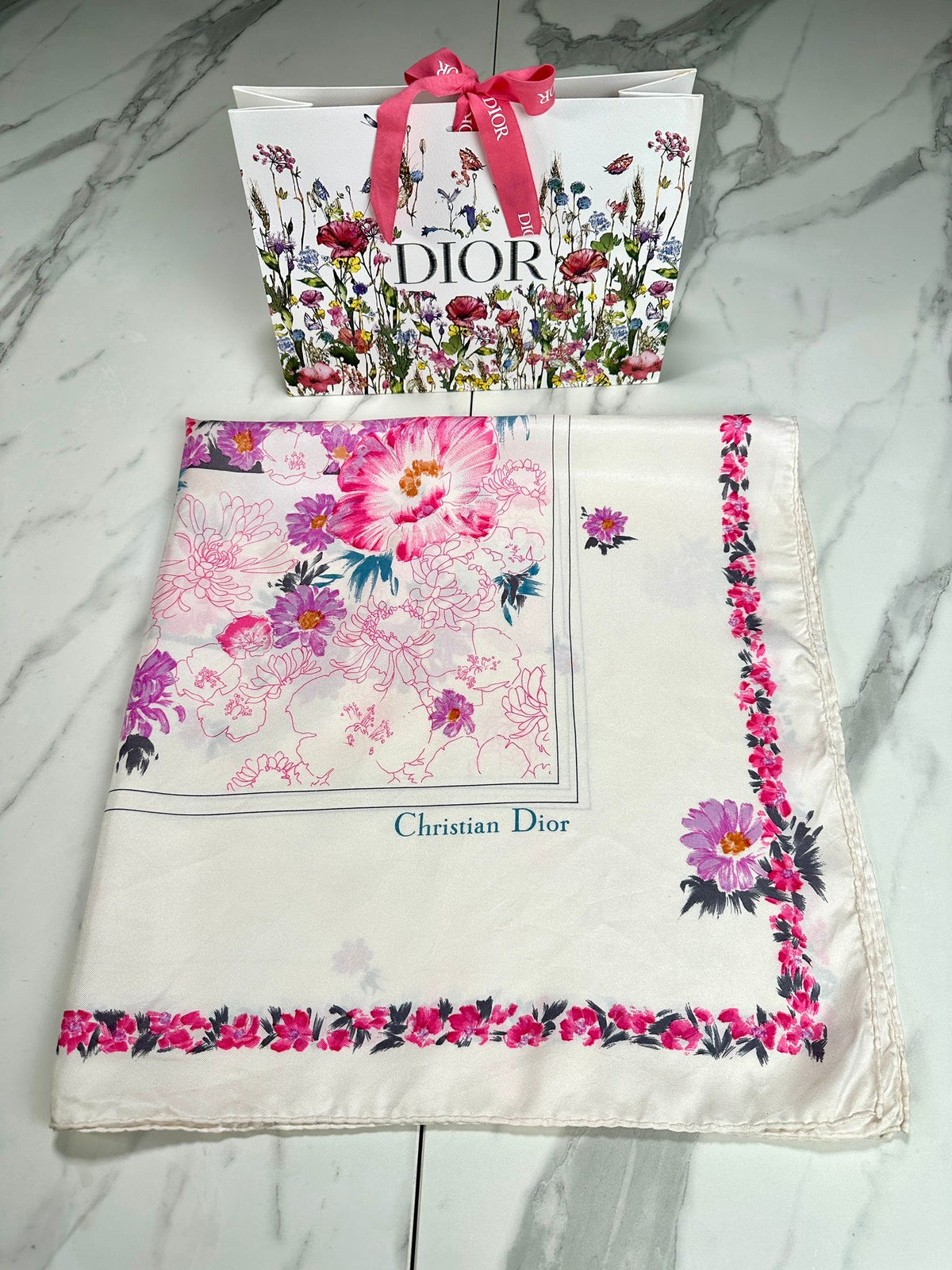 Carré Christian Dior en soie motif floral rose vintage authentique