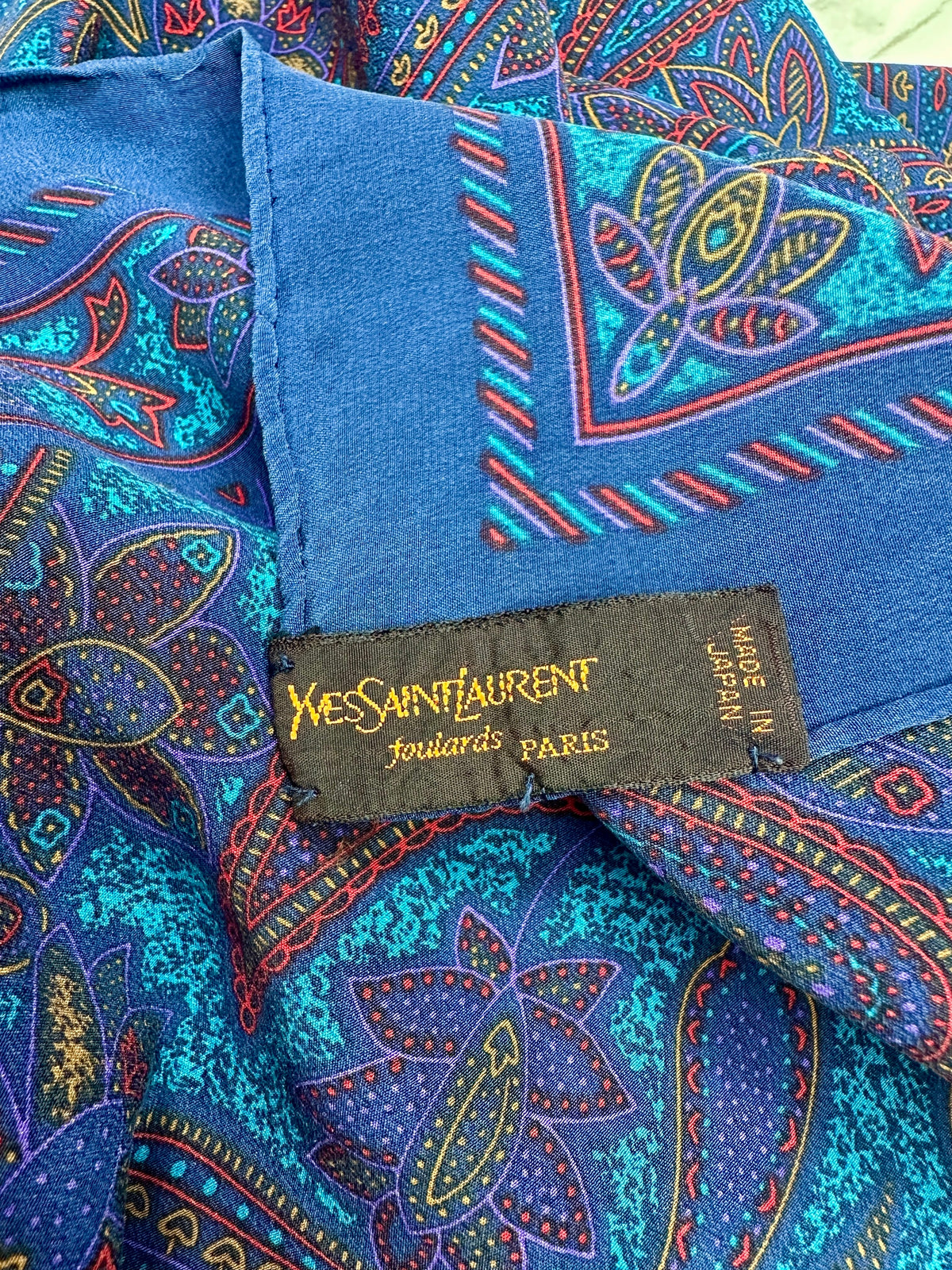 Carré Yves Saint Laurent en crêpe de soie bleu motif cachemire vintage authentique
