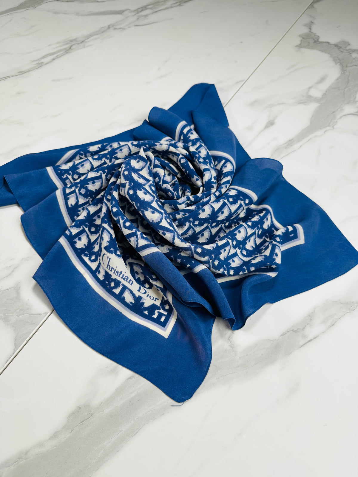Foulard Vintage Authentique Christian Dior en Soie avec Motif Monogramme Bleu Marine et Blanc