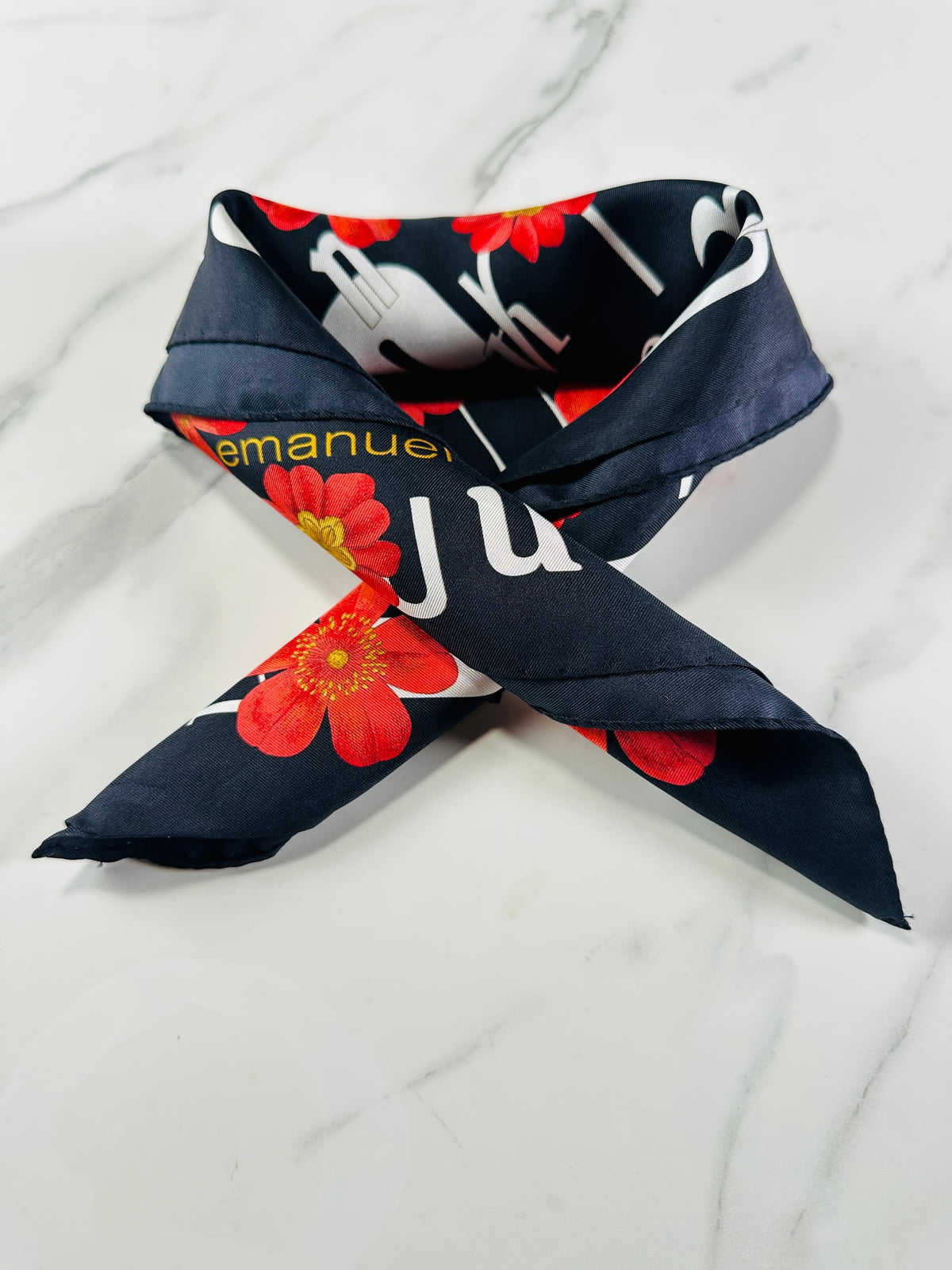Petit carré Emanuel Ungaro en soie noir et rouge motif floral vintage authentique