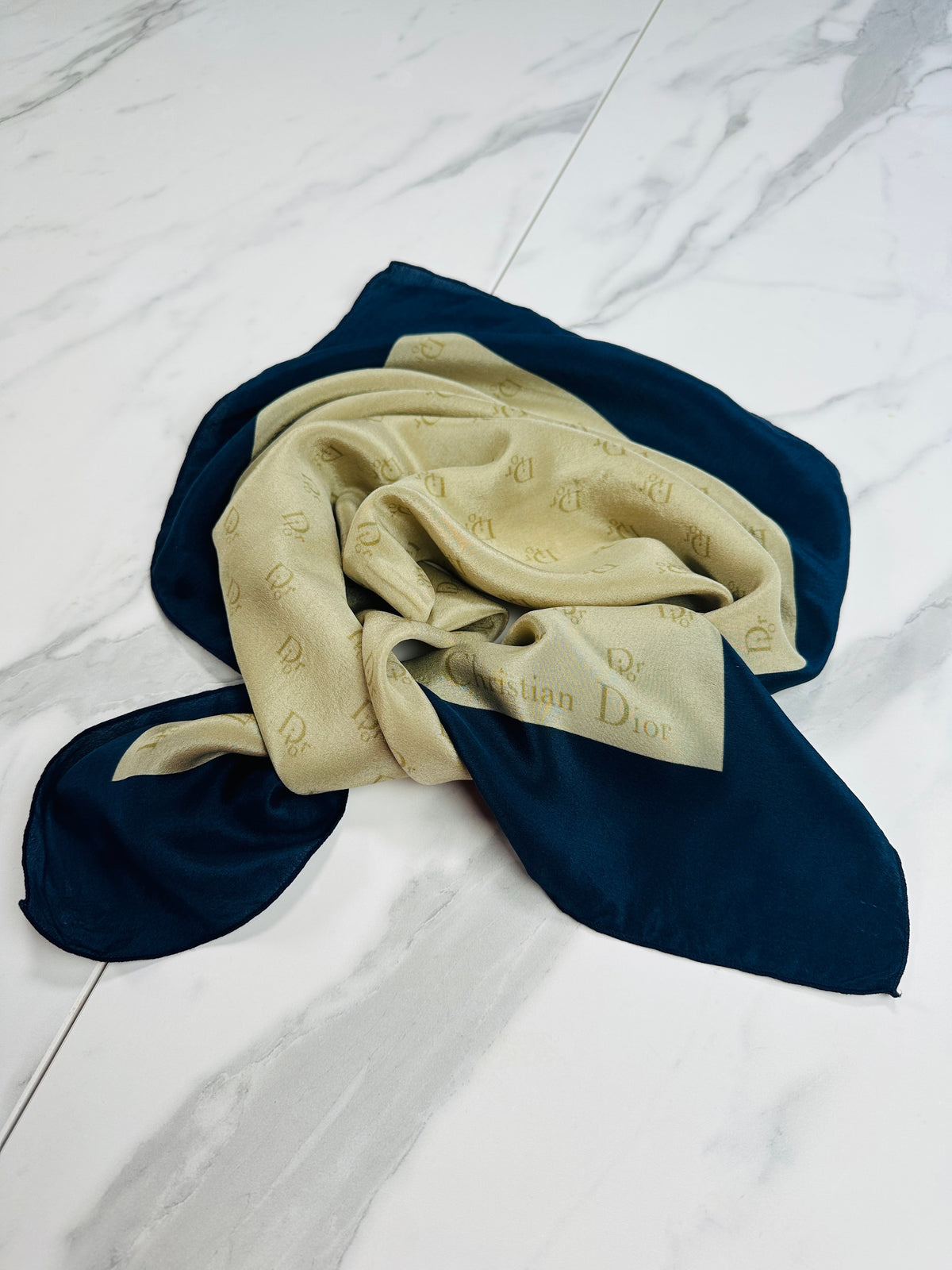 Foulard Christian Dior en Crêpe de Soie Bleu Marine et Beige avec Motif Logo Vintage Authentique