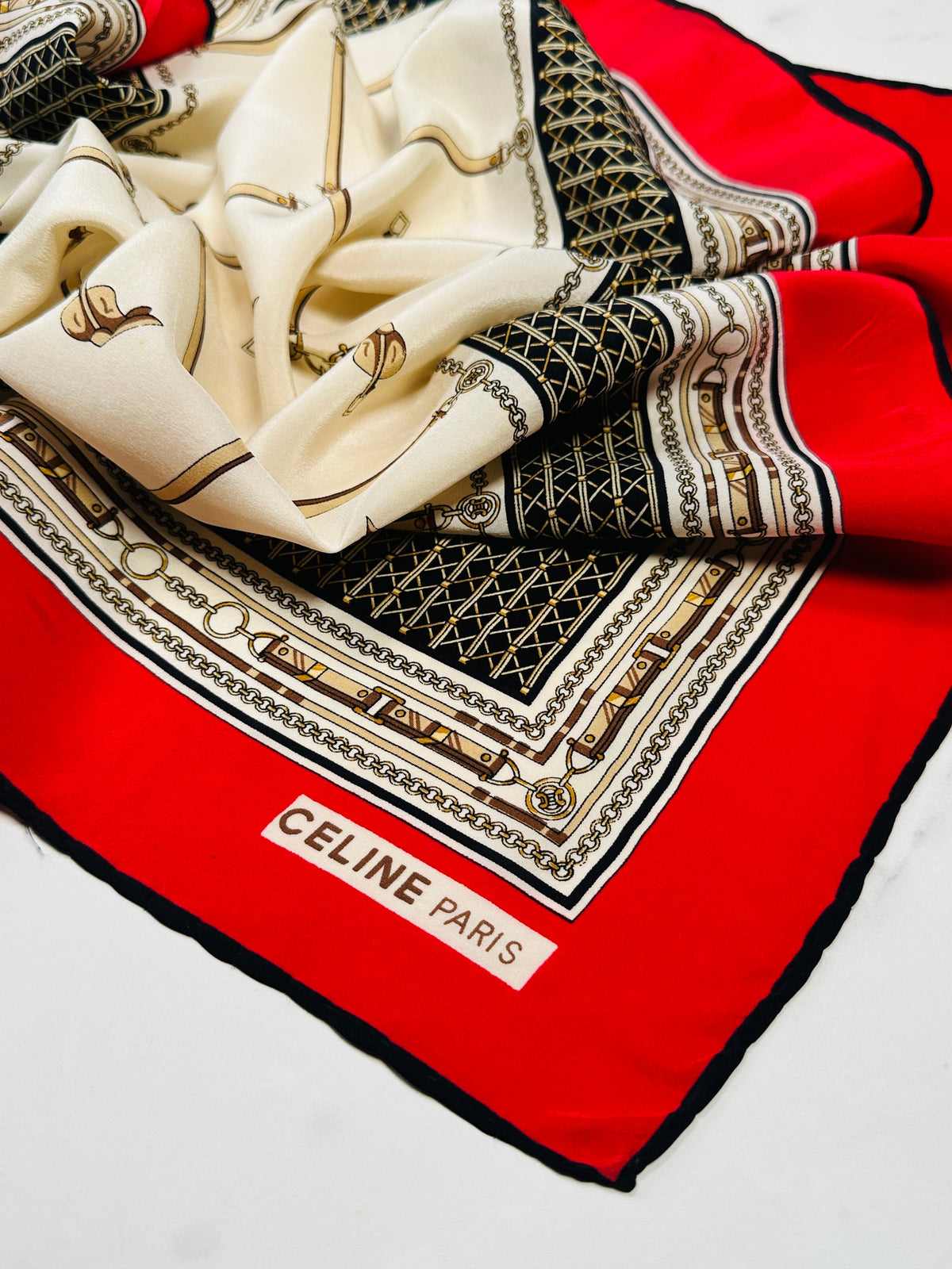 Foulard Céline Vintage Authentique en Soie Rouge et Crème à Motif Équestre