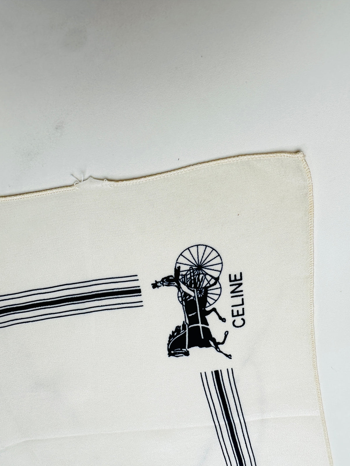 Foulard Céline Vintage Authentique en Crêpe de Soie Crème et Noir avec Motif Équestre