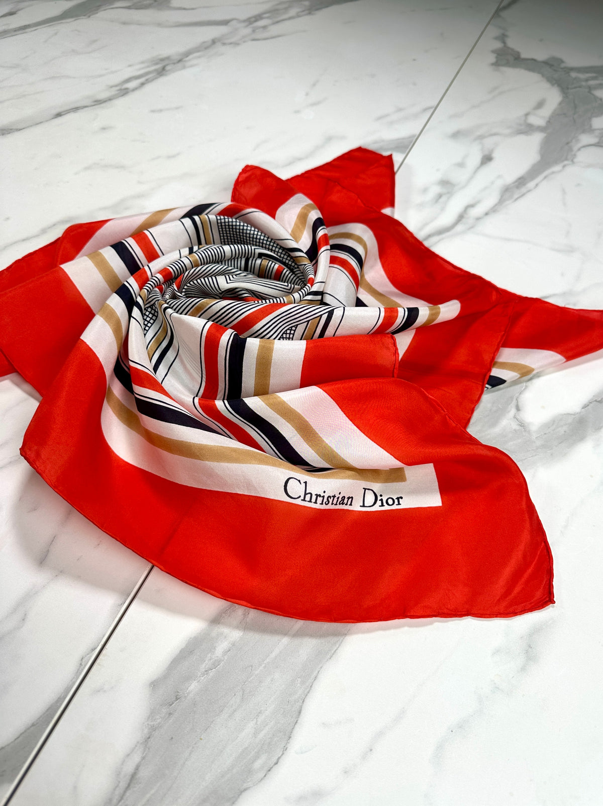 Carré Christian Dior en soie rouge et ivoire motif géométrique vintage authentique
