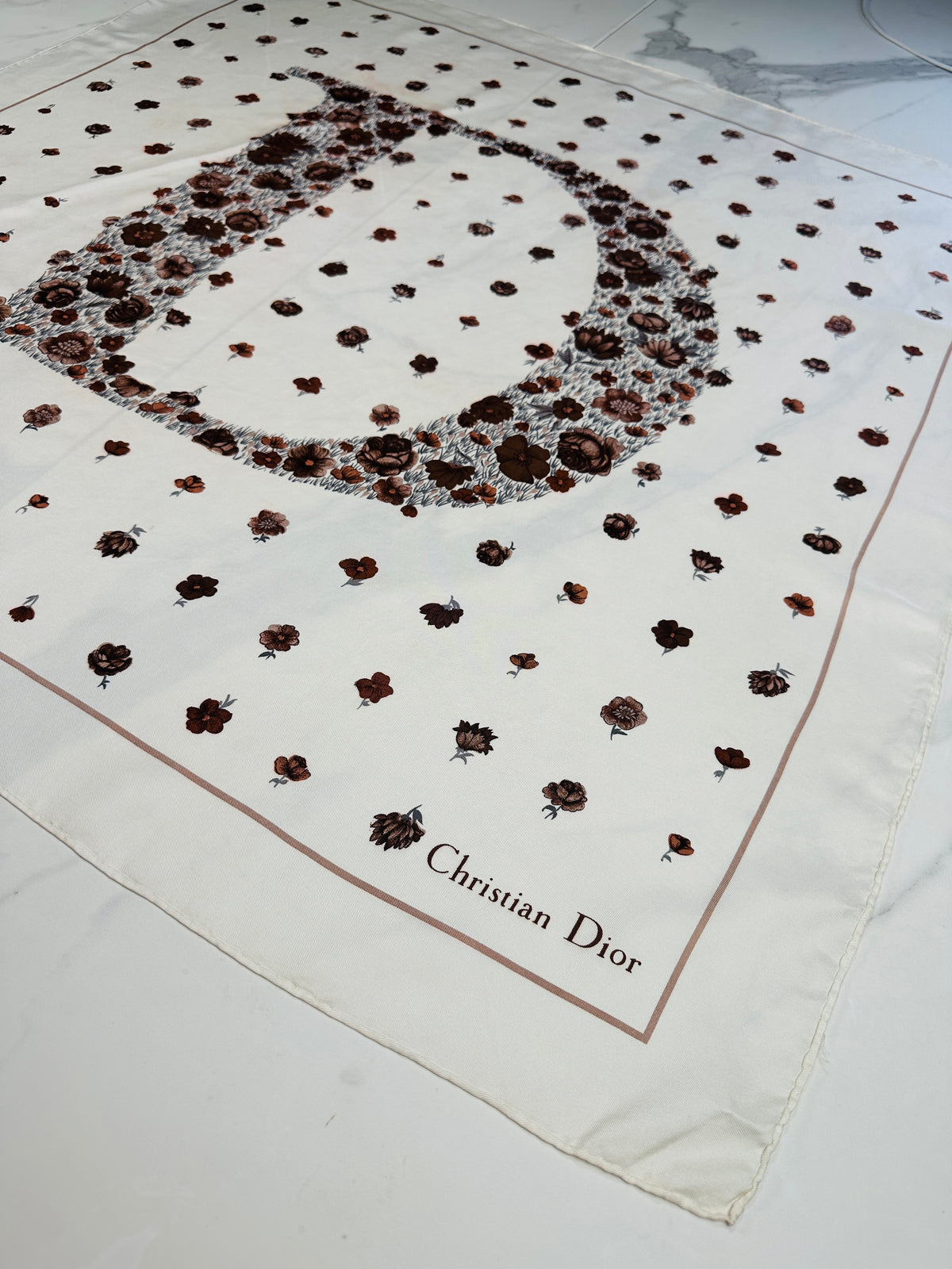 Carré Christian Dior en soie motif D floral vintage authentique