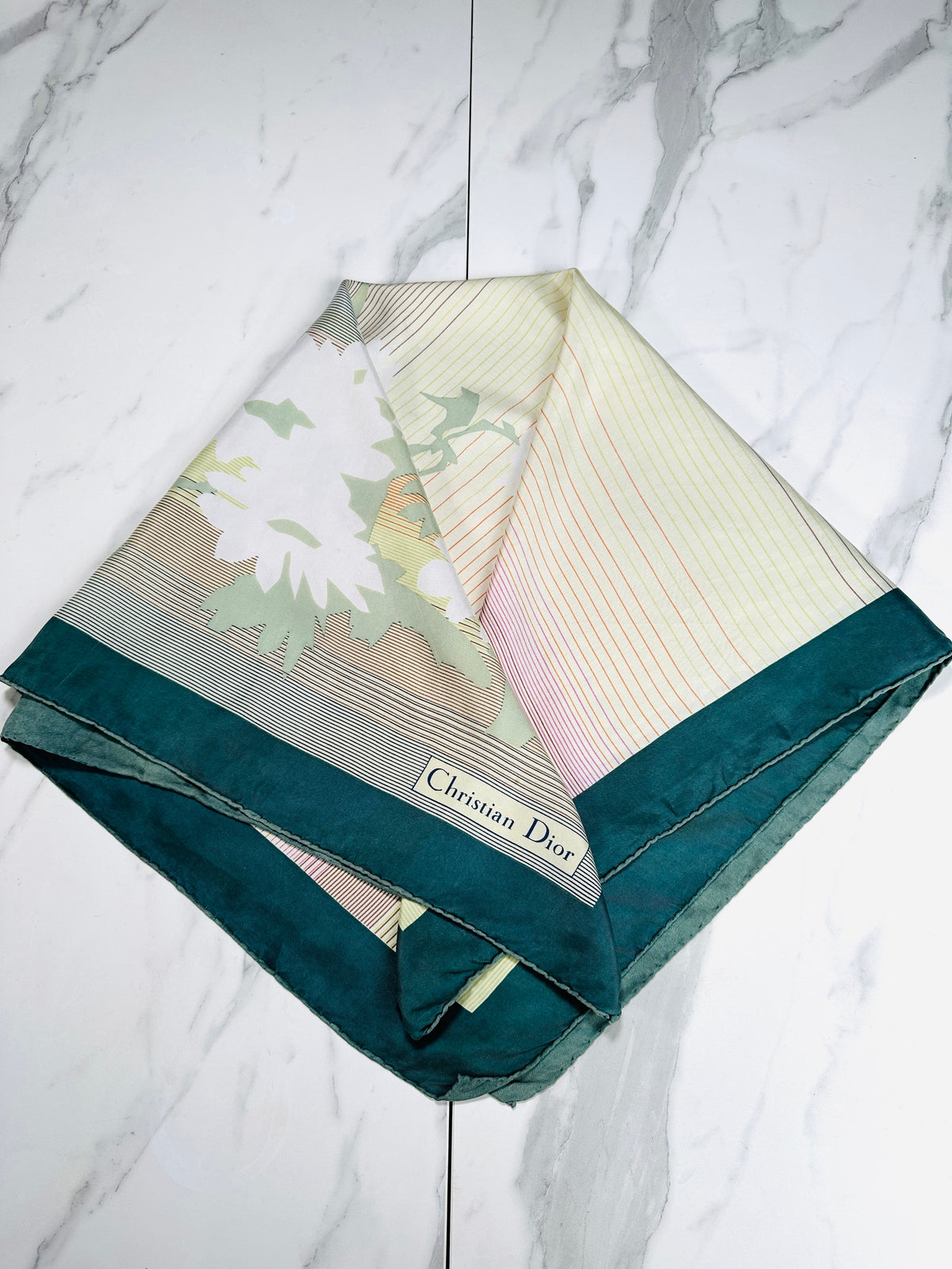 Carré Christian Dior en soie satinée vert et crème motif floral vintage authentique