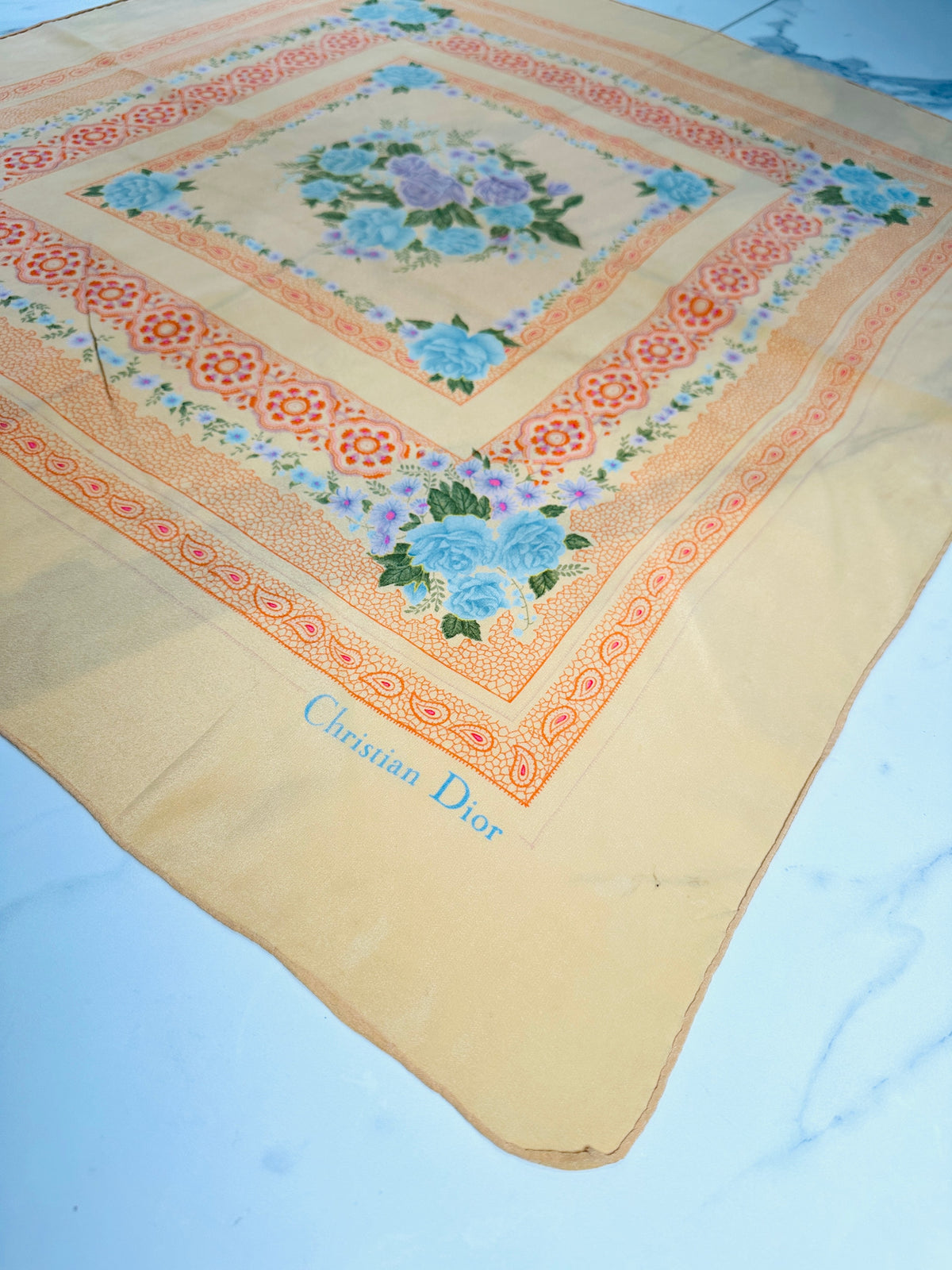 Foulard en soie vintage authentique Christian Dior à motif floral abricot et bleu