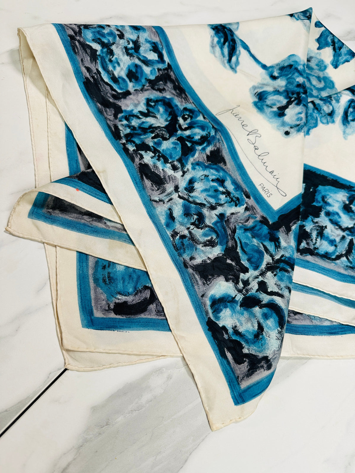 Carré Pierre Balmain en soie ivoire et bleu motif floral vintage authentique