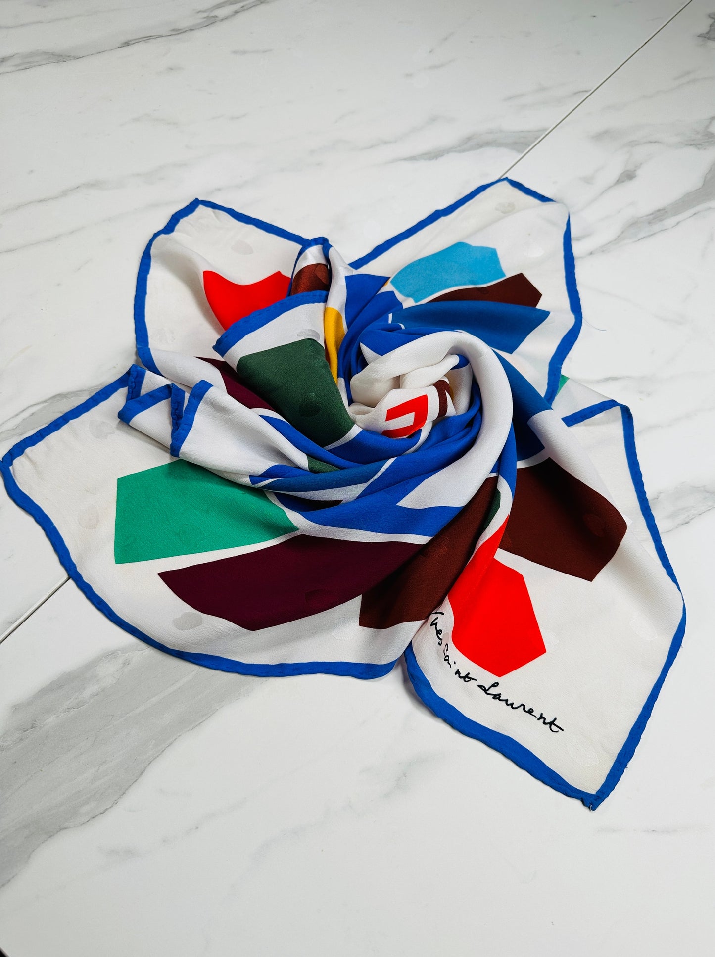Carré Yves Saint Laurent en soie bleu et blanc Love vintage authentique