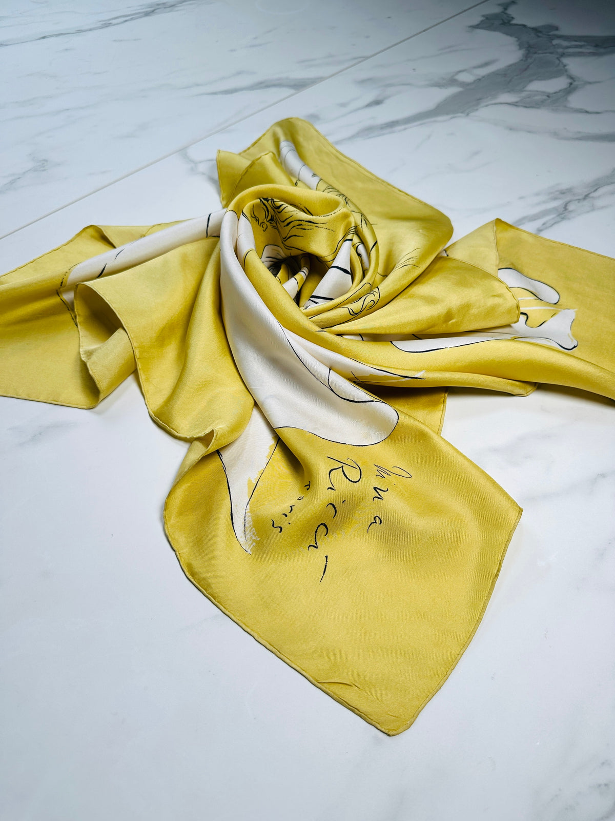 Foulard en soie Nina Ricci à motif artistique doré et ivoire vintage authentique