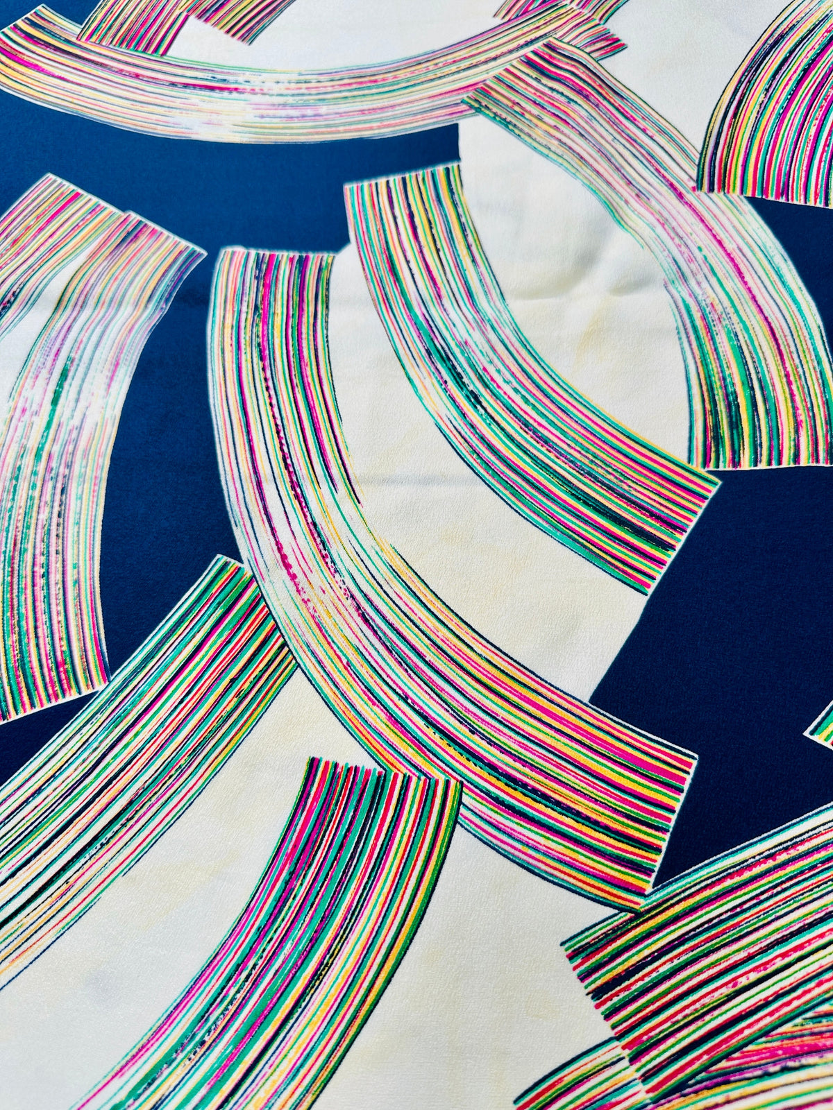 Grand foulard Yves Saint Laurent en soie verte et bleu marine avec motif abstrait vintage authentique