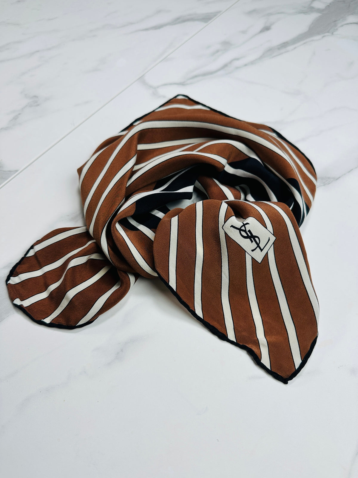 Foulard en soie vintage authentique Yves Saint Laurent marron et crème à motif rayé
