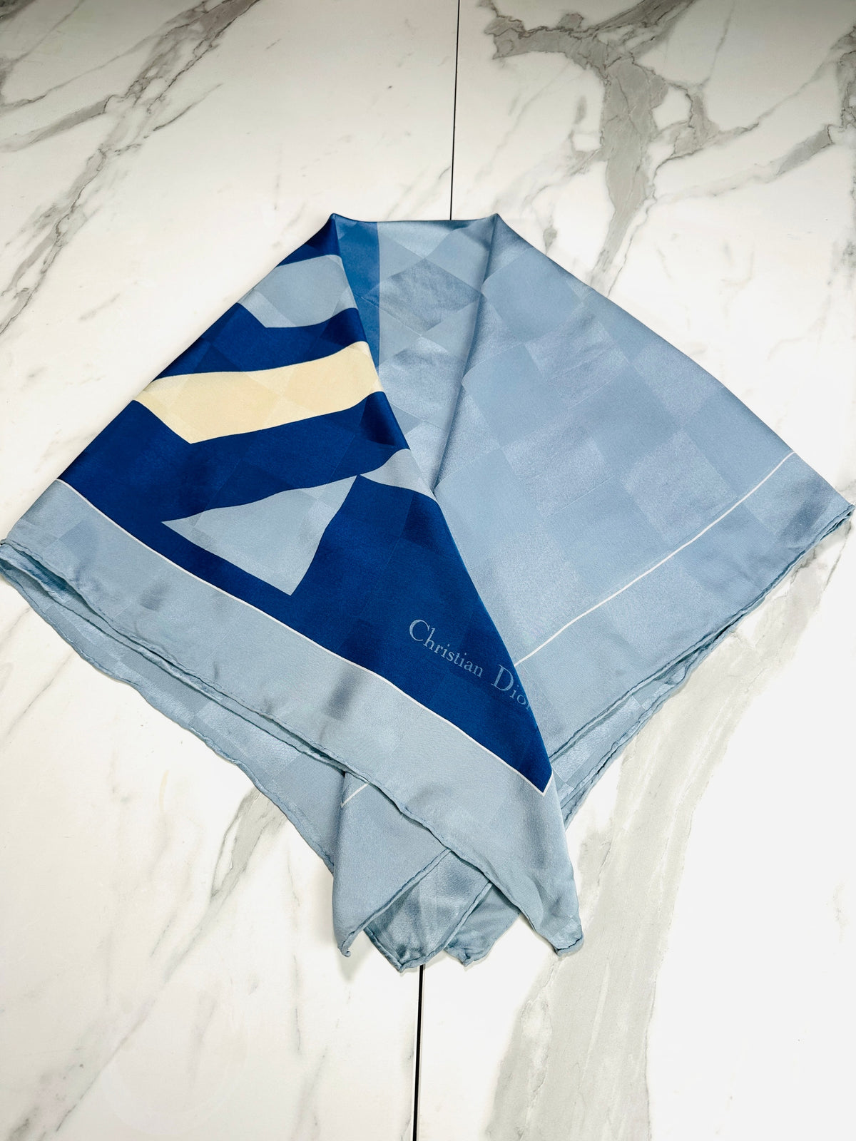 Carré Christian Dior en soie bleu et crème motif géométrique vintage authentique