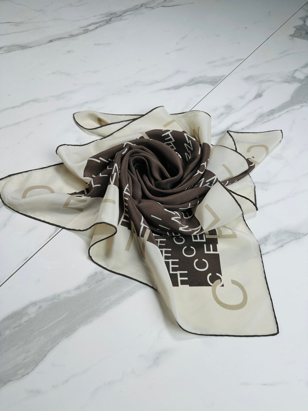 Foulard en soie Céline vintage authentique en marron et crème avec motif typographique