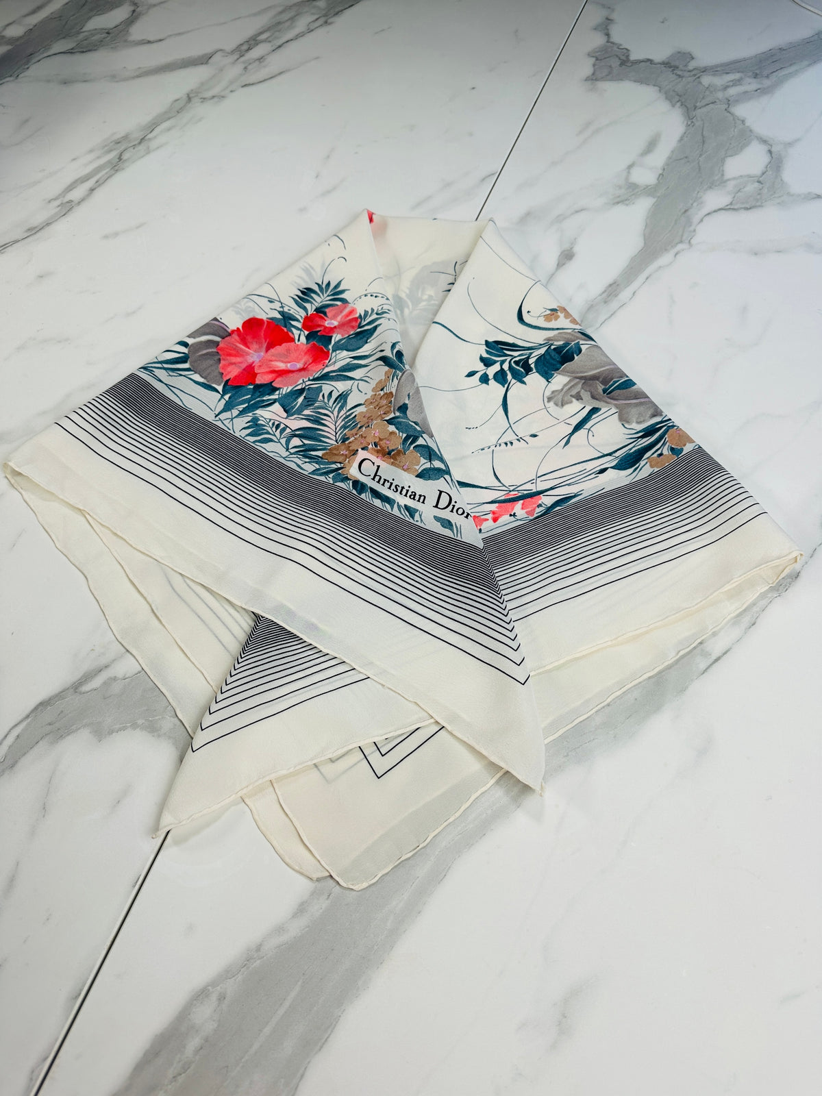 Carré Christian Dior en soie de crêpe ivoire, bleu et rouge motif floral vintage authentique