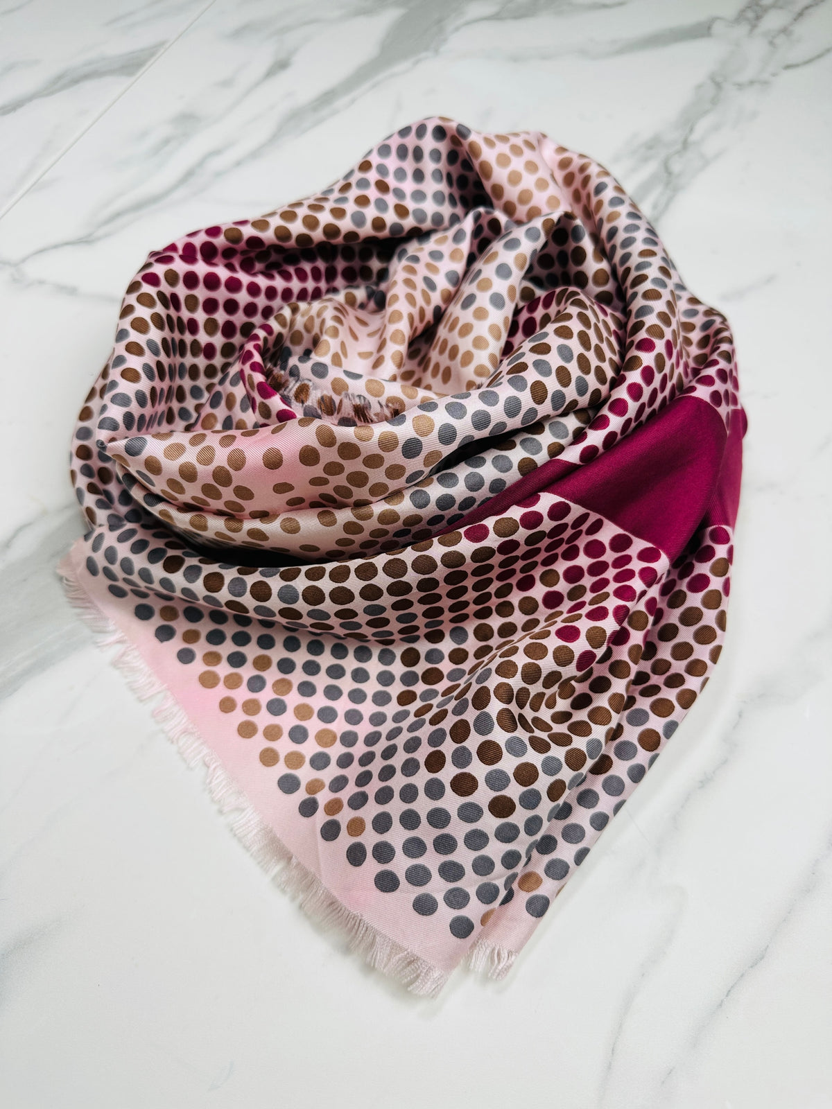 Foulard en soie à pois rose et bordeaux Christian Dior vintage authentique