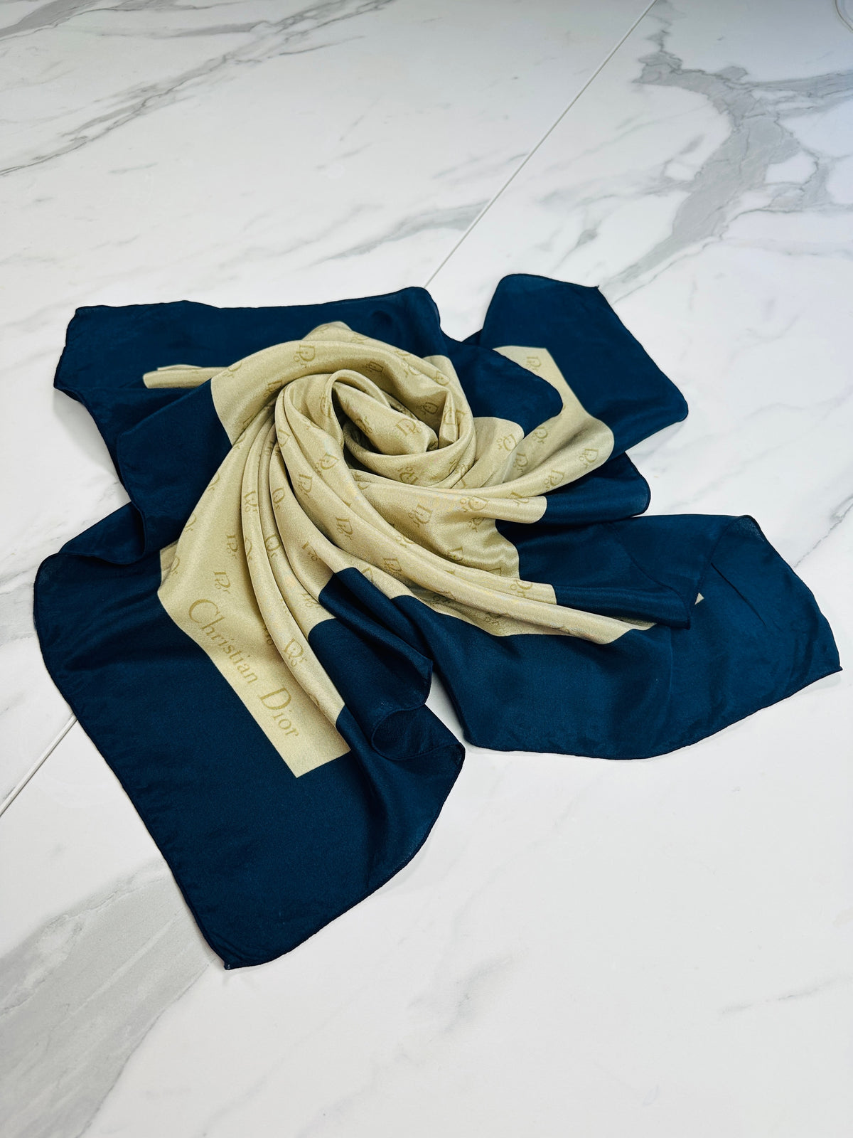 Foulard Christian Dior en Crêpe de Soie Bleu Marine et Beige avec Motif Logo Vintage Authentique