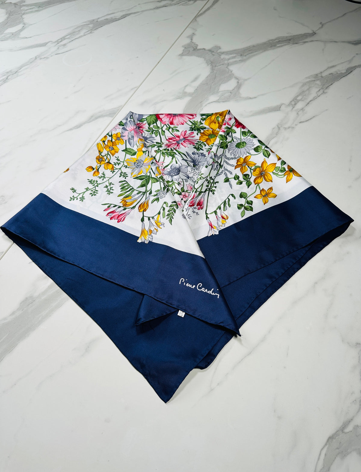 Grand foulard en soie Pierre Cardin bleu marine et blanc avec motif floral vintage authentique