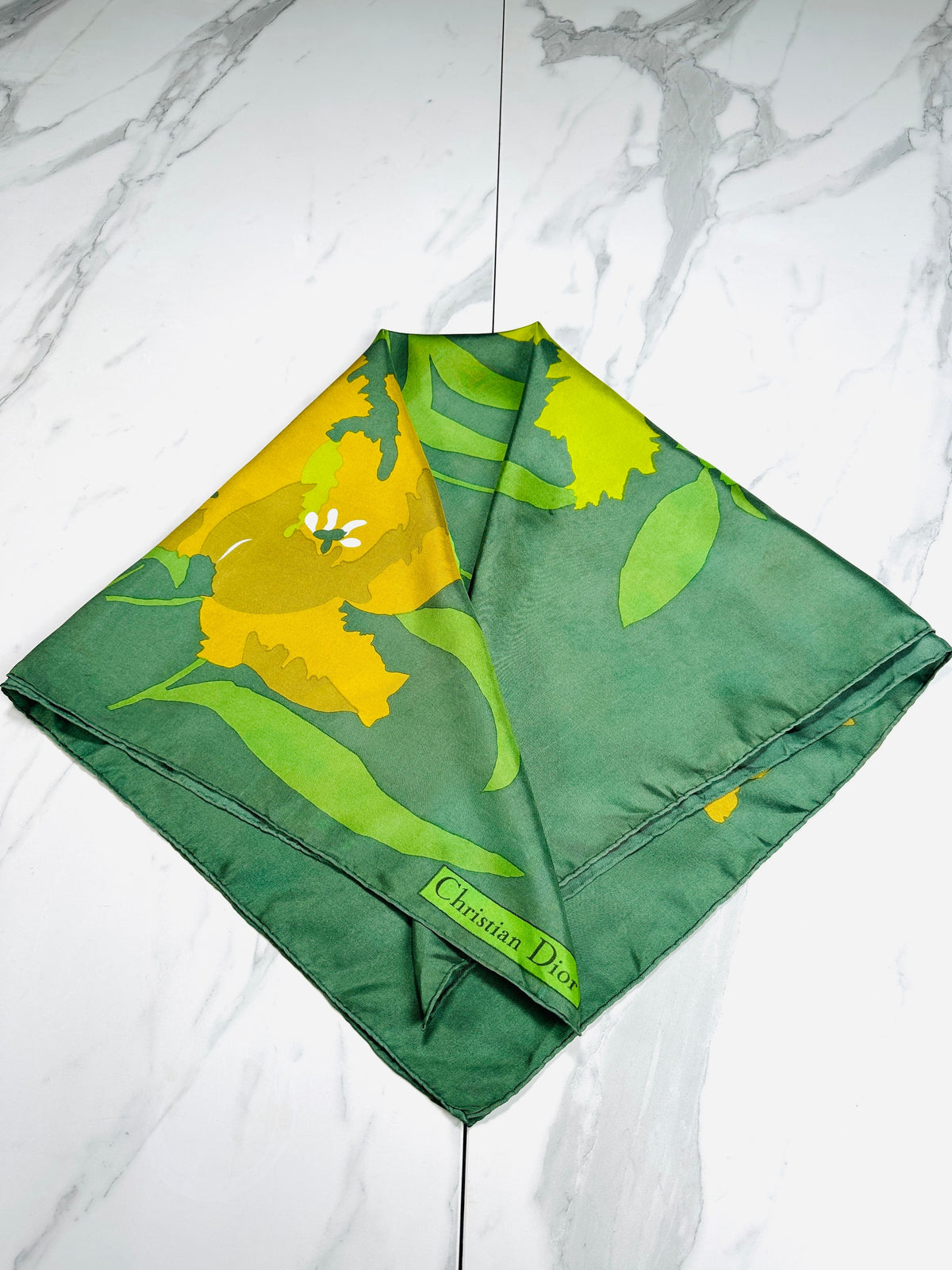 Carré Christian Dior en soie satinée vert et jaune motif floral vintage authentique