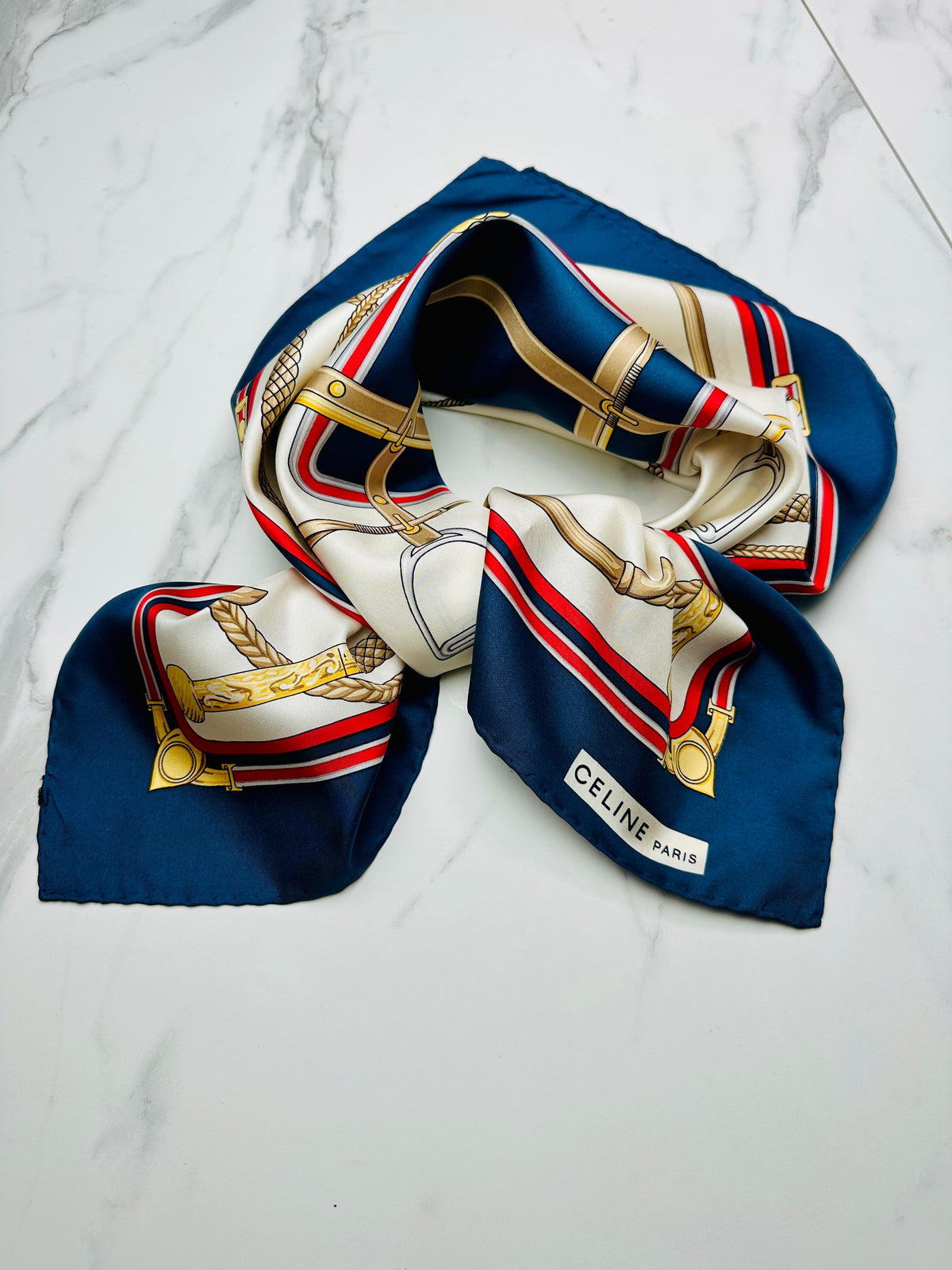 Foulard Céline Vintage Authentique en Soie Marine et Crème à Motif Équestre